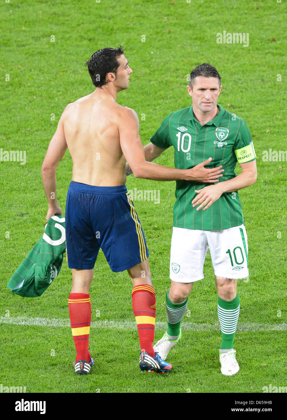 Spain's Santi Cazorla (L) comforts Ireland's Robbie Keane during the UEFA EURO 2012 group C soccer match Spain vs Republic of Ireland at Arena Gdansk in Gdansk, Poland, 14 June 2012. Photo: Marcus Brandt dpa (Please refer to chapters 7 and 8 of http://dpaq.de/Ziovh for UEFA Euro 2012 Terms & Conditions)  +++(c) dpa - Bildfunk+++ Stock Photo