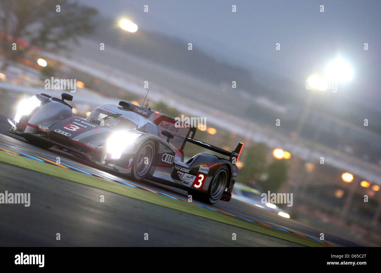 Spark Models AUDI R18 ULTRA, N3, 5TH LE MANS 2012 ROMAIN DUMAS - LOIC DUVA S3702 | UK