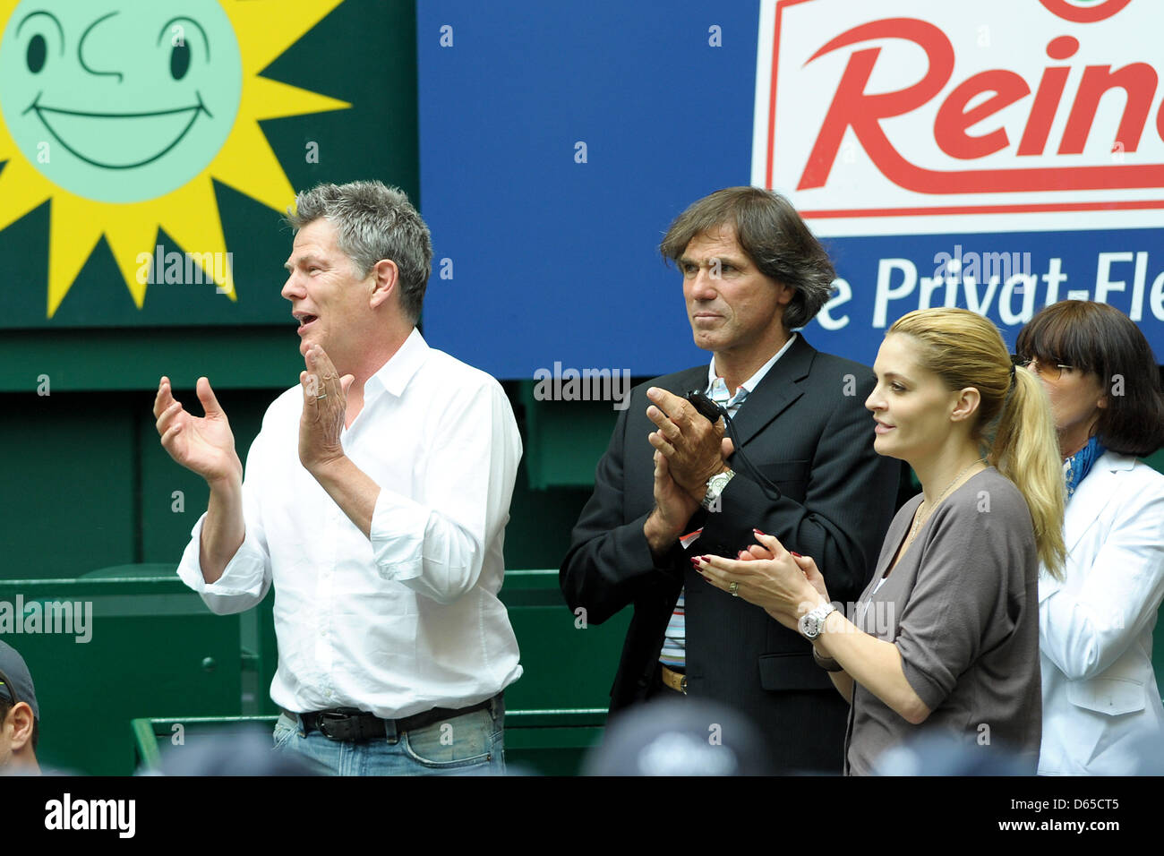 German tennis player Haas' father in law David Foster (L), father Peter Haas (C), mother Brigitte Haas (R) and wife Sara Foster applaud after Hass' victory of the final of the ATP tournament Gerry Weber Open over Federer from Switzerland in Halle/Westfalen, Germany, 17 June 2012. Photo: Christian Weische Stock Photo