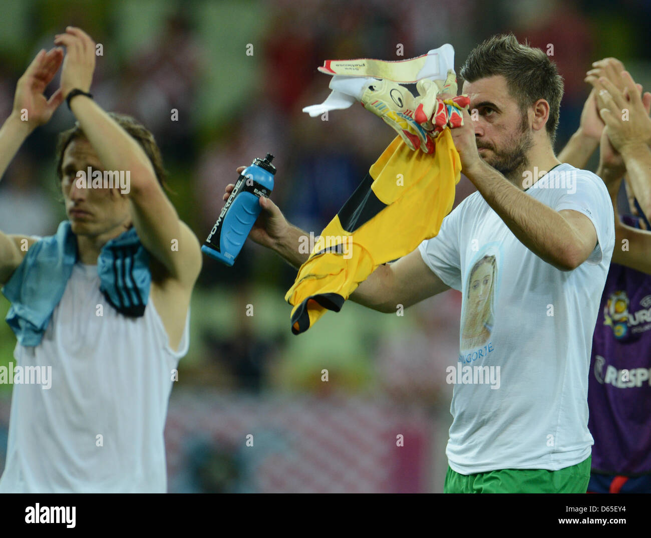 Croatia's goalkeeper Stipe Pletikosa (R) reacts after the UEFA EURO 2012 group C soccer match Croatia vs Spain at Arena Gdansk in Gdansk, Poland, 18 June 2012. Photo: Andreas Gebert dpa (Please refer to chapters 7 and 8 of http://dpaq.de/Ziovh for UEFA Euro 2012 Terms & Conditions)  +++(c) dpa - Bildfunk+++ Stock Photo