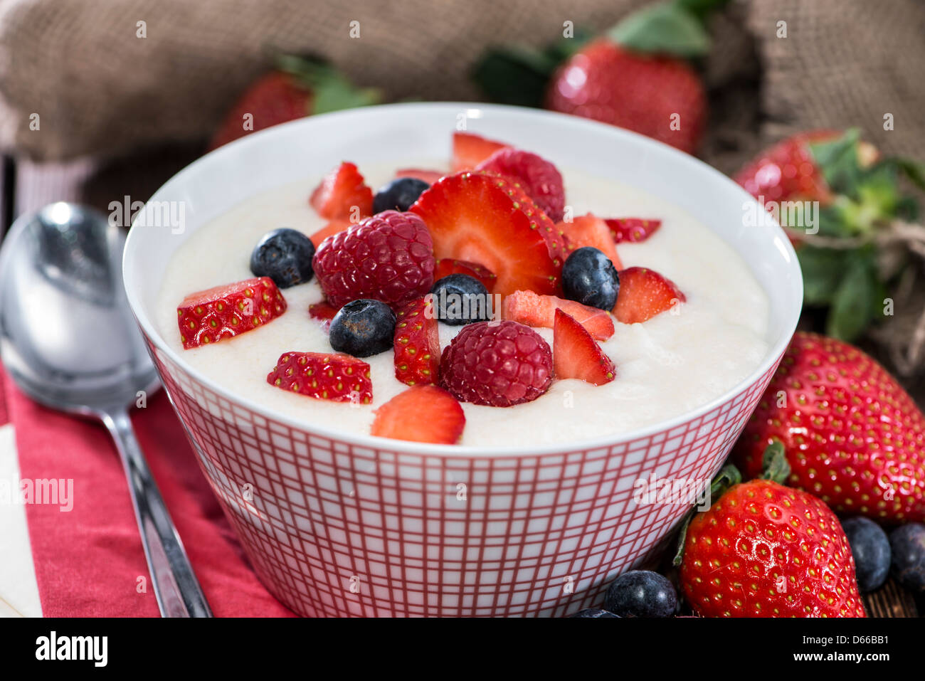 манная каша. манная каша с фруктами на молоке. ягода манка. манная каша. манник на кефире.