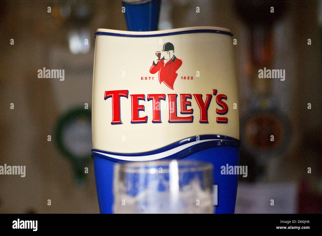 A Tetleys bitter pump clip on a bar Stock Photo