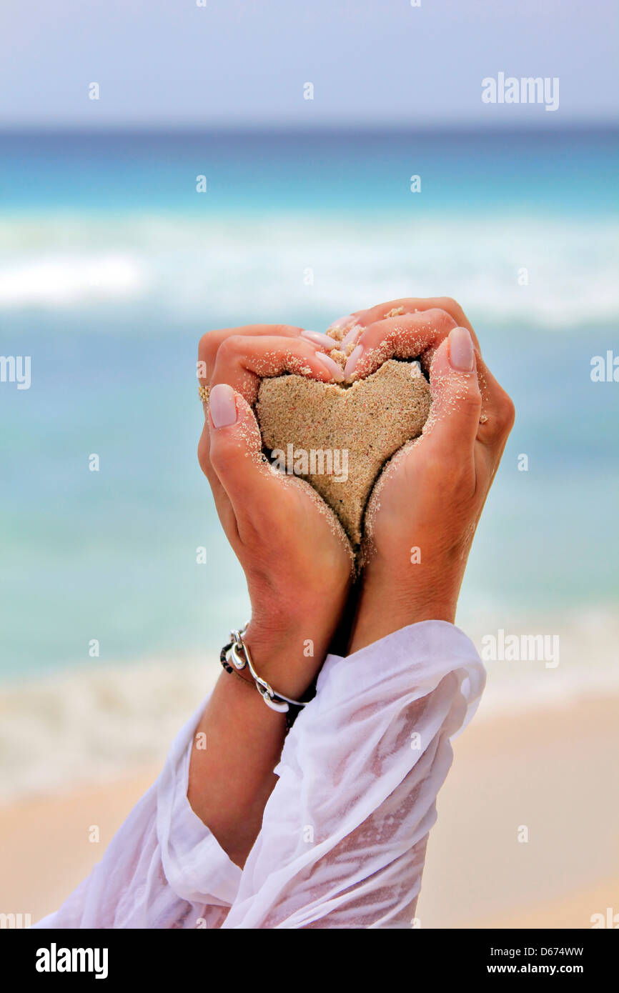 сердце на пляже