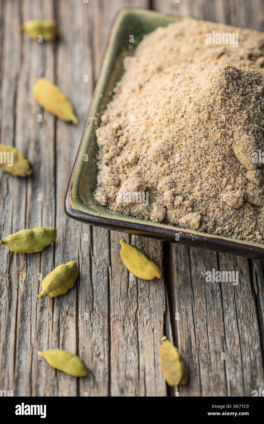 Cardamom pods and cardamom powder, closeup Stock Photo Alamy