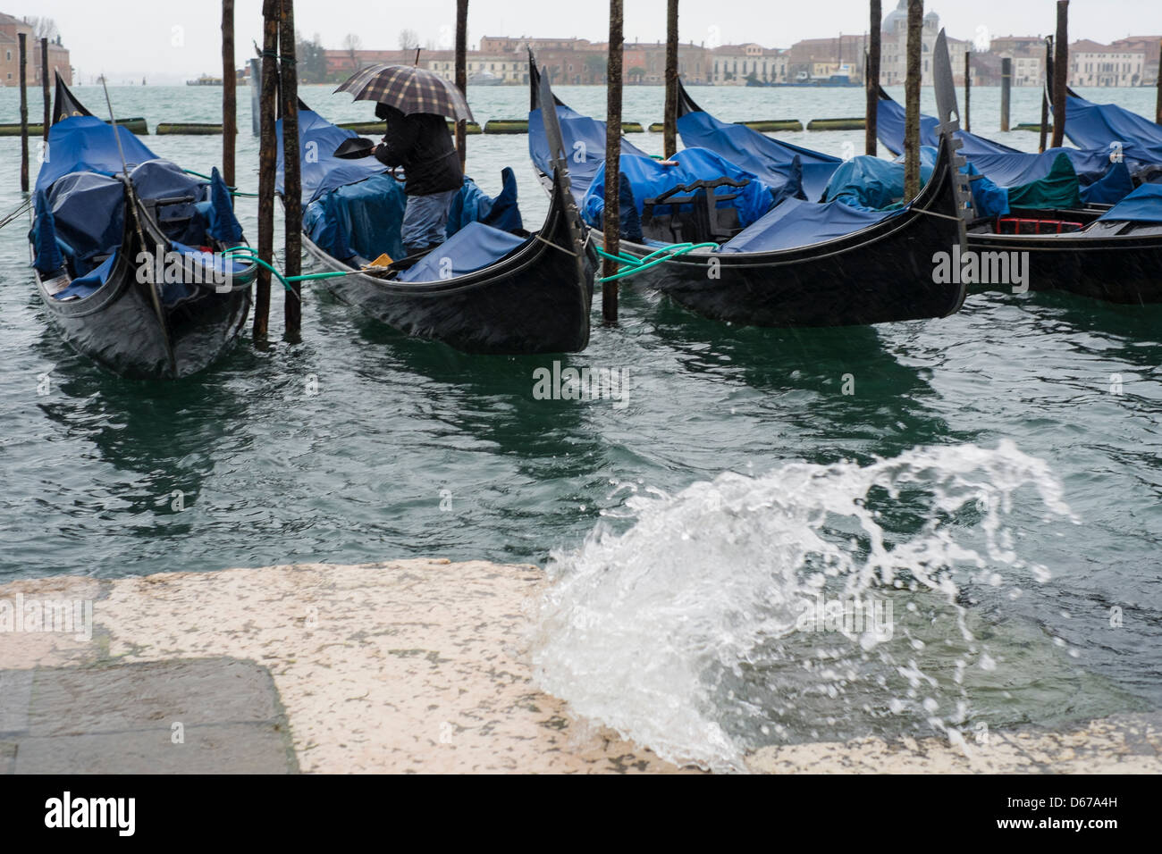Venice gondola splash hi-res stock photography and images - Alamy