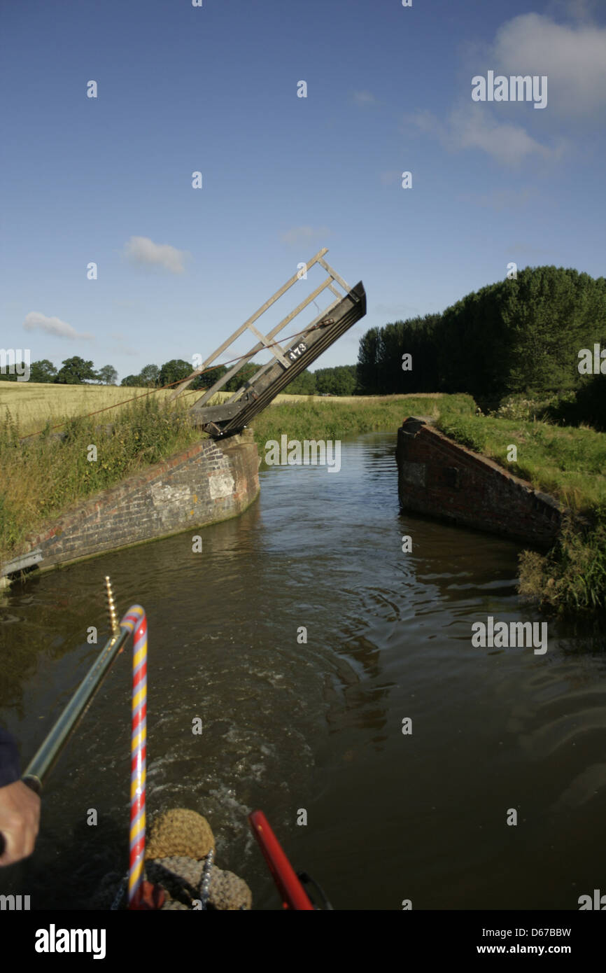 Oxford Canal lifting bridge. Between Banbury and Lower Heyford (Oxfordshire) The view astern from a narrow boat.. Stock Photo