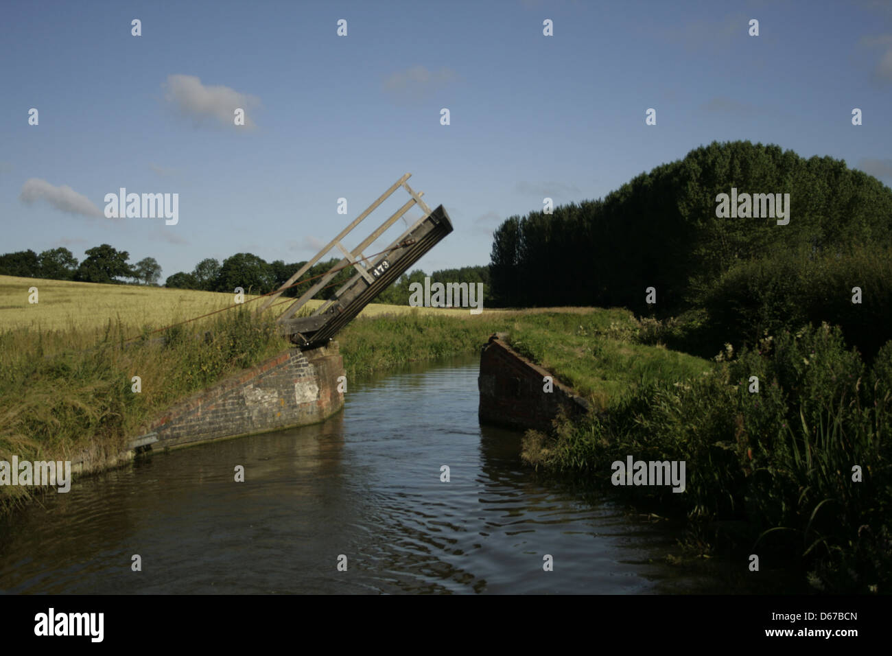 Oxford Canal lifting bridge. Between Banbury and Lower Heyford, Oxfordshire. Stock Photo
