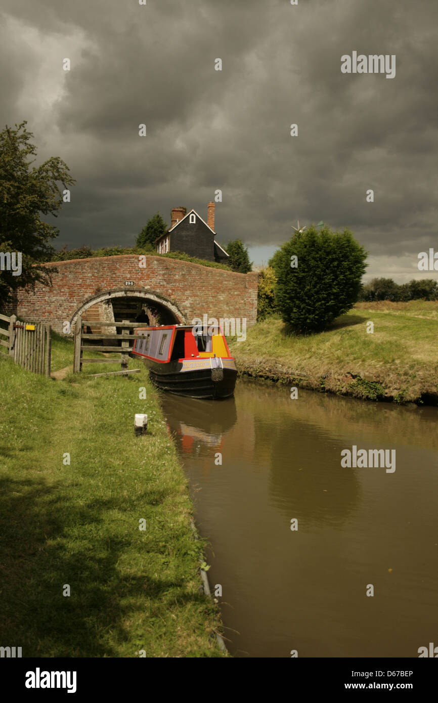 Somerton Deep Lock Bridge, Oxford Canal. Between Banbury and Lower Heyford, Oxfordshire. The Laird narrow boat. Stock Photo