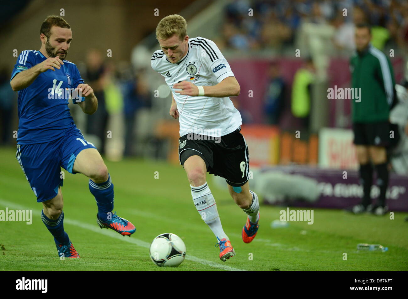 Germany's Andre Schuerrle (R) and Greece's Dimitris Salpingidis vie for the ball during the UEFA EURO 2012 quarter-final soccer match Germany vs Greece at Arena Gdansk in Gdansk, Poland, 22 June 2012. Photo: Andreas Gebert dpa (Please refer to chapters 7 and 8 of http://dpaq.de/Ziovh for UEFA Euro 2012 Terms & Conditions) Stock Photo