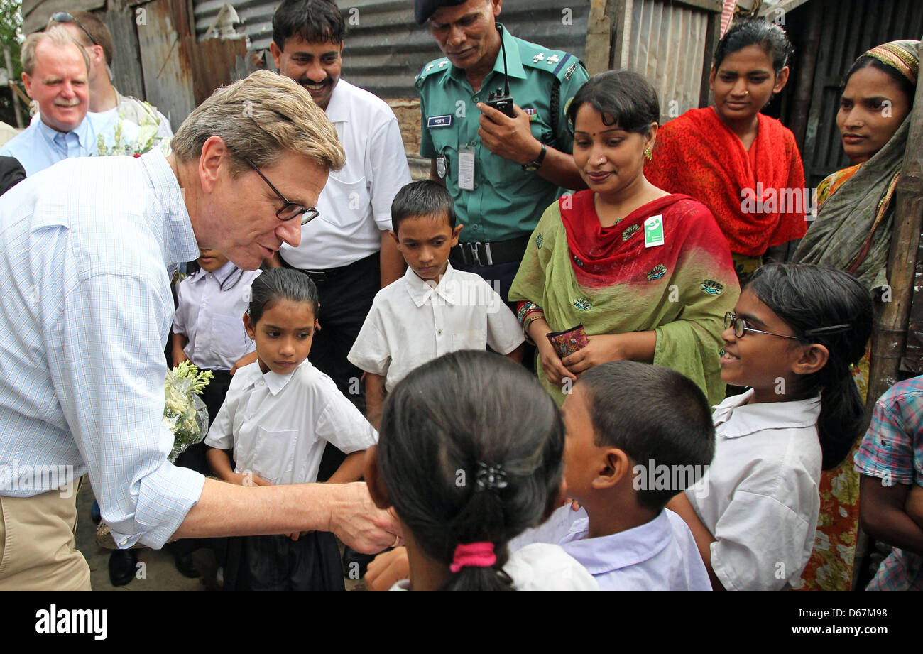 Bundesaußenminister Guido Westerwelle (FDP) besucht am Samstag (23.06.2012) eine Schule und eine Arztpraxis der Hilfsorganisation 'Ärzte für die 3. Welt' im Slum von Korail in Dhaka (Bangladesch). Hier versorgen deutsche Ärzte ehrenamtlich die Bedürftigen. Foto: Jan Woitas dpa  +++(c) dpa - Bildfunk+++ Stock Photo