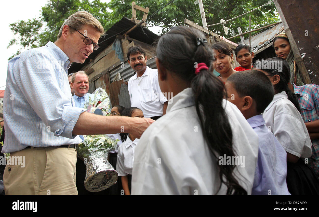 Bundesaußenminister Guido Westerwelle (FDP) besucht am Samstag (23.06.2012) eine Schule und eine Arztpraxis der Hilfsorganisation 'Ärzte für die 3. Welt' im Slum von Korail in Dhaka (Bangladesch). Hier versorgen deutsche Ärzte ehrenamtlich die Bedürftigen. Foto: Jan Woitas dpa  +++(c) dpa - Bildfunk+++ Stock Photo