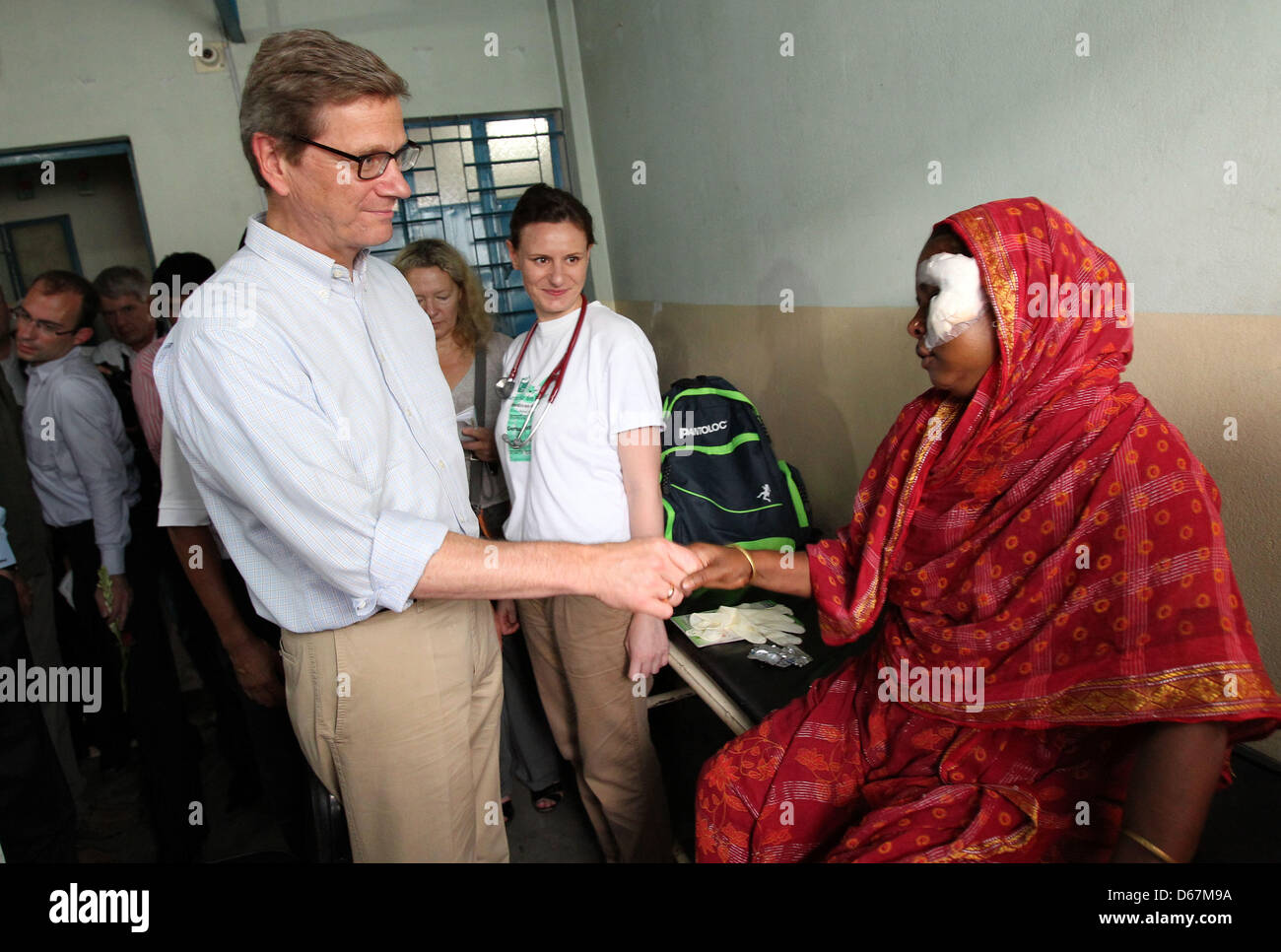 Bundesaußenminister Guido Westerwelle (FDP) besucht am Samstag (23.06.2012) die Ärztin Anja Gebauer in einer Arztpraxis der Hilfsorganisation 'Ärzte für die 3. Welt' im Slum von Korail in Dhaka (Bangladesch). Hier versorgen deutsche Ärzte ehrenamtlich die Bedürftigen. Foto: Jan Woitas dpa  +++(c) dpa - Bildfunk+++ Stock Photo