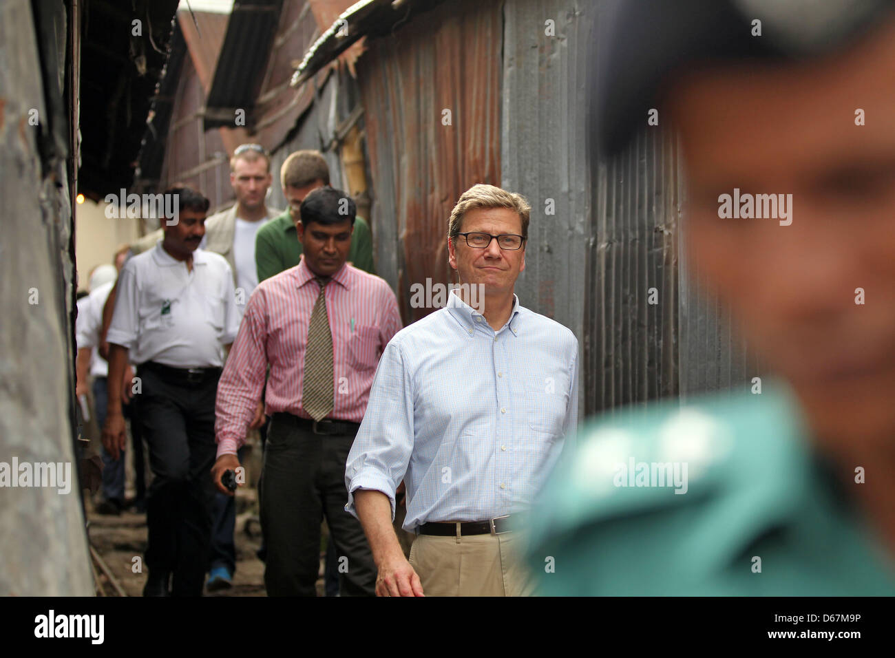 Bundesaußenminister Guido Westerwelle (FDP, M) besucht am Samstag (23.06.2012) den Slum von Korail in Dhaka (Bangladesch). Die Hilfsorganisation 'Ärzte für die 3. Welt' betreibt hier eine Schule und eine Arztpraxis, in der deutsche Ärzte ehrenamtlich die Bedürftigen versorgen. Foto: Jan Woitas dpa  +++(c) dpa - Bildfunk+++ Stock Photo