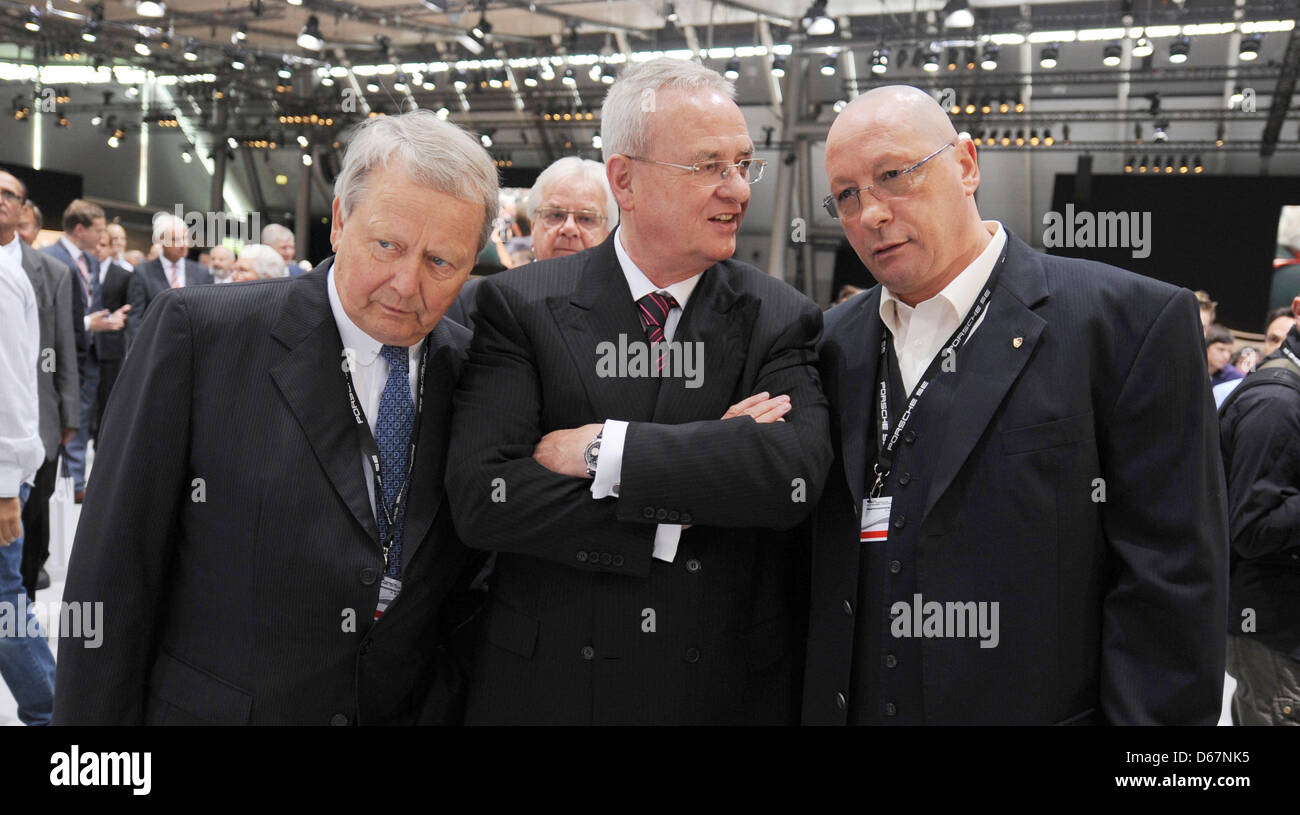 Chairman of the supervisory board of Porsche, Wolfgang Porsche (L-R), CEO of Volkswagen AG, Martin Winterkorn, and chair or works council of Porsche, Uwe Hueck, are pictured at the general meeting of Porsche SE in Stuttgart, Germany, 25 June 2012. Porsche SE owns most of Volkswagen's common shares, as well as half of porsche sports car businesses. Photo: FRANZISKA KRAUFMANN Stock Photo