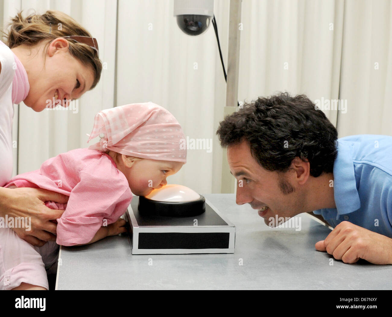 Researcher Moritz Daum watches a 19-month-old child as it switches on a lamp with its forehead at the Max Planck Institute for Human Cognitive and Brain Sciences in Leipzig, Germany, 22 May 2012. Dr. Daum will leave Leipzig to continue his work on developmental psychology of small children at the University of Zurich. Photo: WALTRAUD GRUBITZSCH Stock Photo