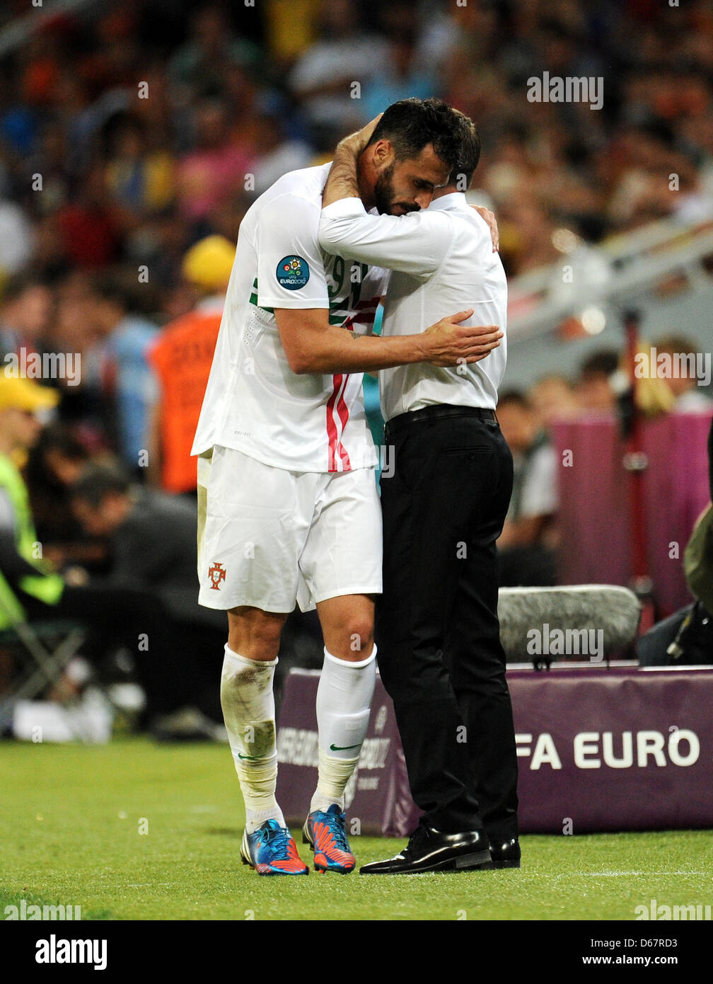 Portugal's Hugo Almeida (L) embraces his  coach Paulo Bento during UEFA EURO 2012 semi-final soccer match Portugal vs Spain at Donbass Arena in Donetsk, Ukraine, 27 June 2012. Photo: Thomas Eisenhuth dpa (Please refer to chapters 7 and 8 of http://dpaq.de/Ziovh for UEFA Euro 2012 Terms & Conditions) Stock Photo