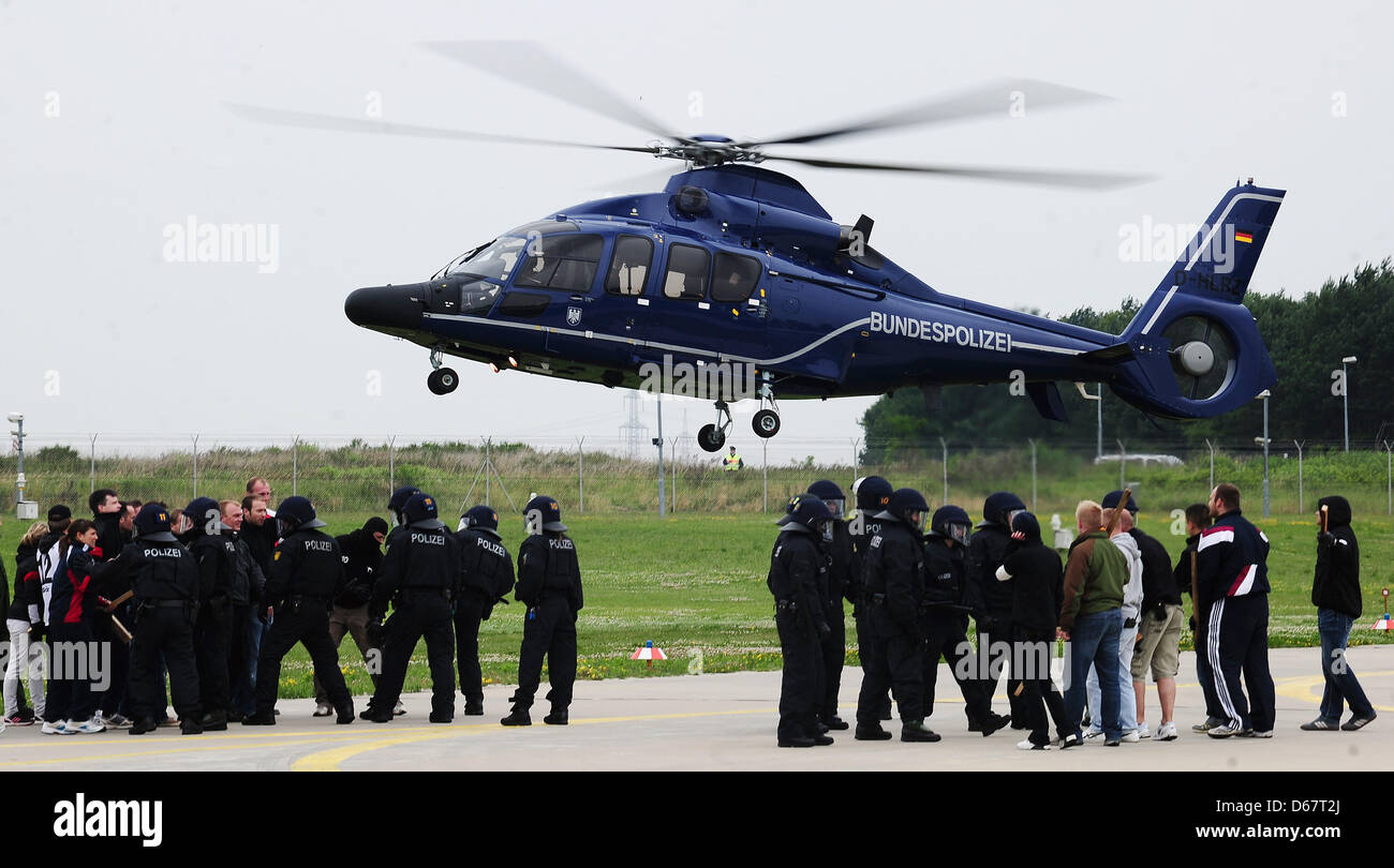 A Eurocopter EC 155 helicopter takes part in an exercise at the site of the flying squadron of the German Fedral Police in Blumber, Germany, 27 June 2012. Policemen play the parts of two angry gangs of hooligans. Photo: Hannibal Hanschke Stock Photo