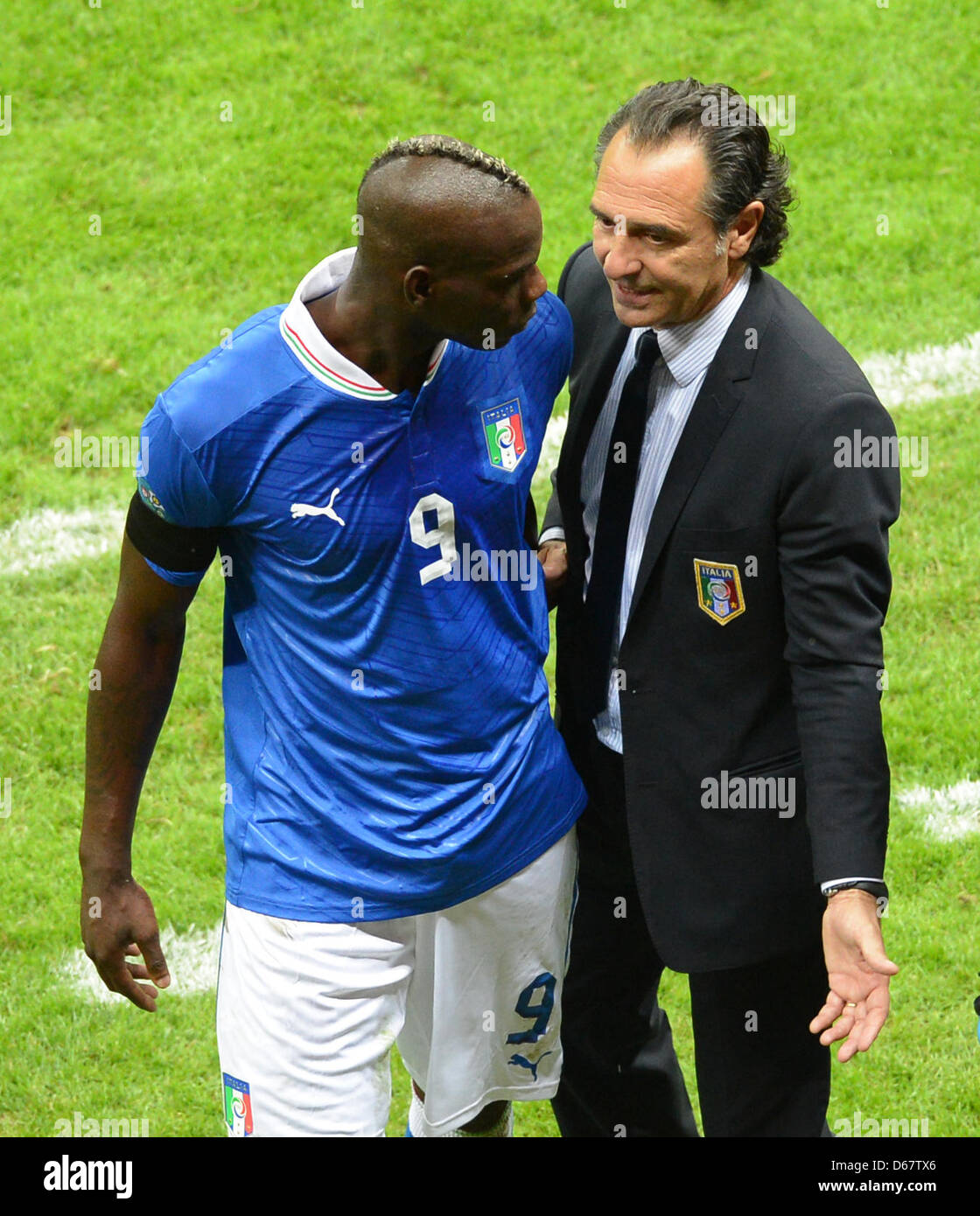 Italy's head coach Cesare Prandelli (R) talks to Mario Balotelli during the UEFA EURO 2012 semi-final soccer match Germany vs. Italy at the National Stadium in Warsaw, Poland, 28 June 2012. Photo: Marcus Brandt dpa (Please refer to chapters 7 and 8 of http://dpaq.de/Ziovh for UEFA Euro 2012 Terms & Conditions)  +++(c) dpa - Bildfunk+++ Stock Photo