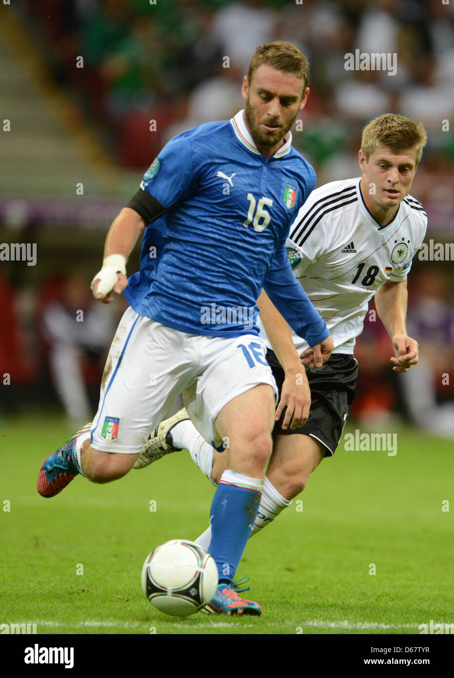 Ortografía Resonar Alerta Germany's Toni Kroos (R) and Italy's Daniele De Rossi vie for the ball  during the UEFA EURO 2012 semi-final soccer match Germany vs. Italy at the  National Stadium in Warsaw, Poland, 28