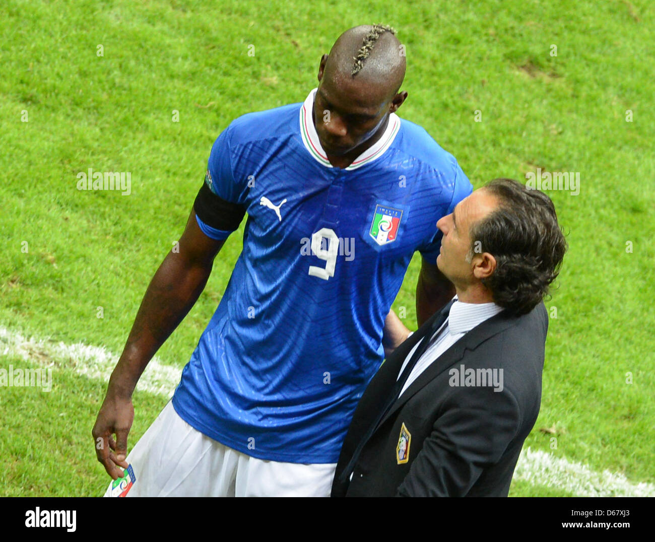 Italy's head coach Cesare Prandelli (R) talks to Mario Balotelli during the UEFA EURO 2012 semi-final soccer match Germany vs. Italy at the National Stadium in Warsaw, Poland, 28 June 2012. Photo: Marcus Brandt dpa (Please refer to chapters 7 and 8 of http://dpaq.de/Ziovh for UEFA Euro 2012 Terms & Conditions) Stock Photo