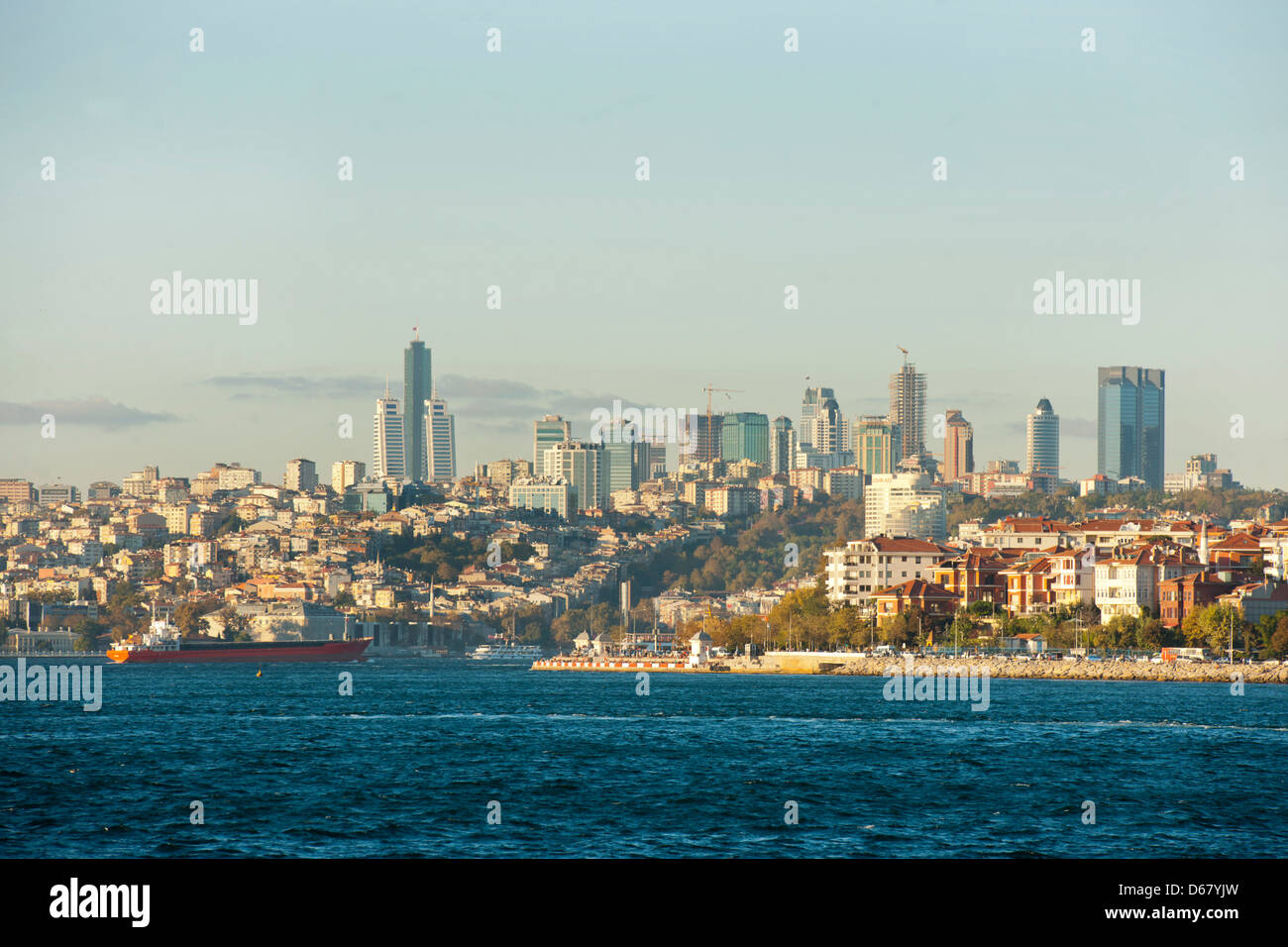 TÃπrkei, Istanbul, Blick von Üsküdar über die Einfahrt zum Bosporuns auf Levent Stock Photo