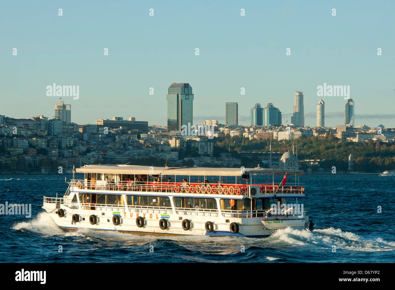 Türkei, Istanbul, Führschiff auf dem Bosporus im Hintergrund die HochHäuser von Levent Stock Photo