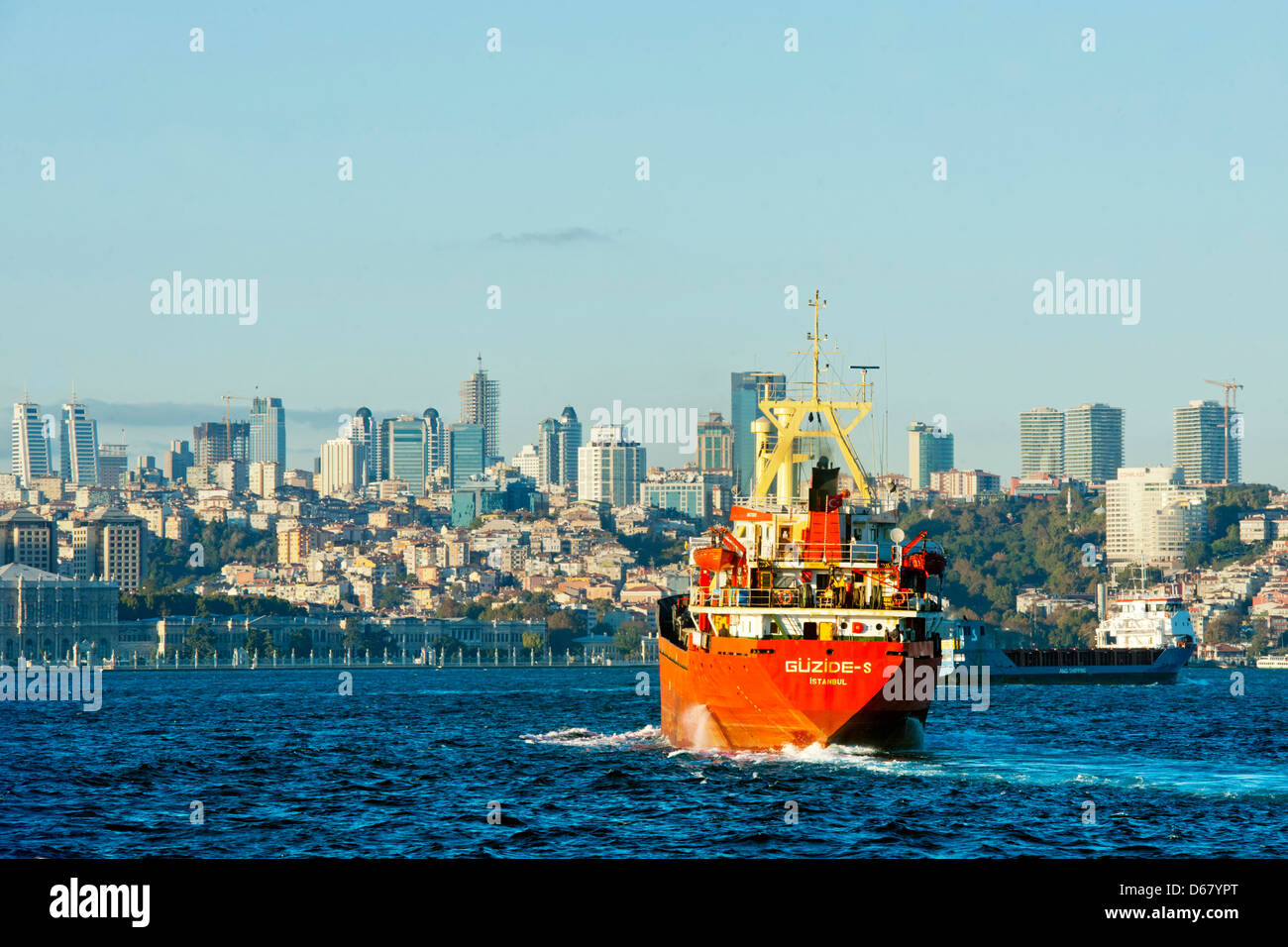 Türkei, Istanbul, Frachter auf dem Bosporus im Hintergrund die HochHäuser von Levent Stock Photo
