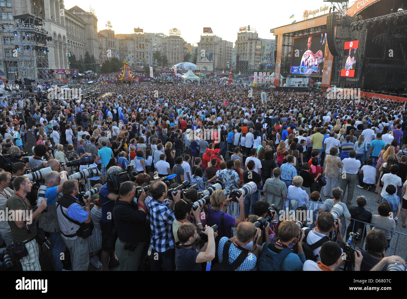 Spectators attend a charity concert at Independence Square in the city center of Kiev, Ukraine, Saturday, 30 June 2012. The revenue of the concert goes to the Elena Franchuk anti-aids foundation. Photo: Andreas Gebert Stock Photo