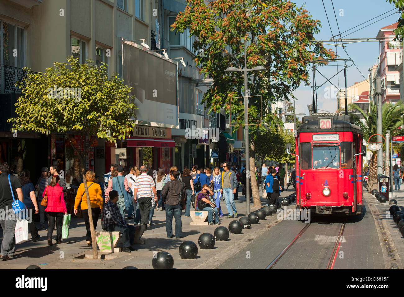 Türkei, Istanbul, Kadiköy, historische Straßenbahn Kadiköy-Moda in der Haupteinkaufsstrasse Bahariye Caddesi Stock Photo