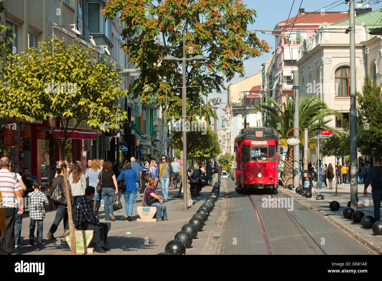 Türkei, Istanbul, Kadiköy, historische Straßenbahn Kadiköy-Moda in der Haupteinkaufsstrasse Bahariye Caddesi Stock Photo