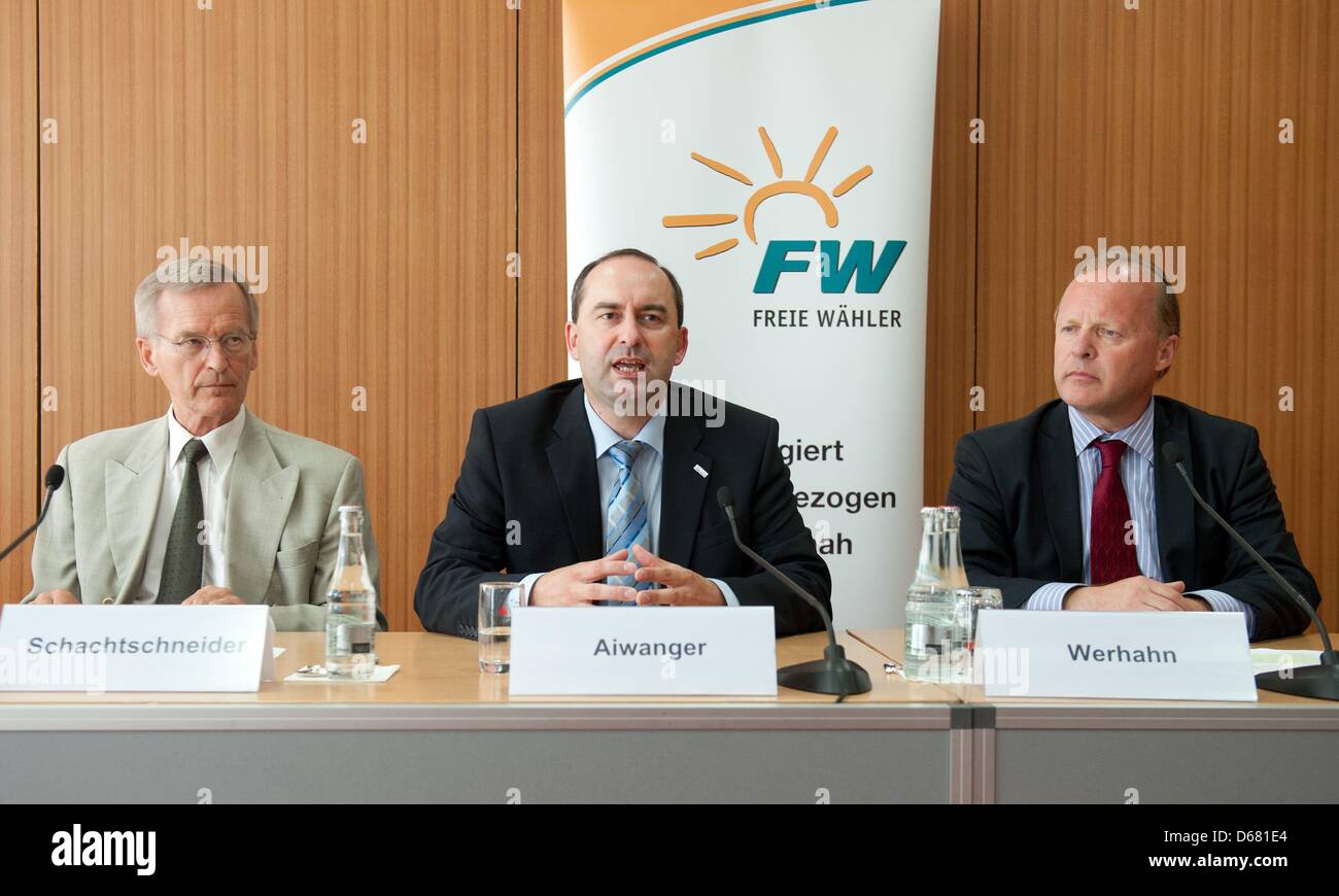 Complainant Karl Albrecht Schachtschneider (L-R), Hubert Aiwanger, ederal chairman of the Free Voters, and Stephan Werhahn, financial expert of teh free Voters, attend a press conference about the constitutional complaint against the ESM and the fiscal pact in Berlin, Germany, 02 July 2012.  The German parliament and Upper House on 29 June gave a backing to key parts of Europe's ef Stock Photo