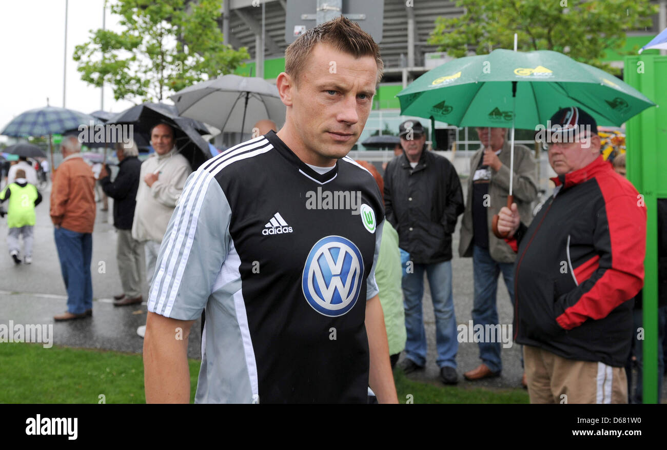 New signing Ivica Olic attends the season's first training session of Bundesliga club VfL Wolfsburg at Volkswagen Arena in Wolfsburg, Germany, 02 July 2012. Photo: JULIAN STRATENSCHULTE Stock Photo