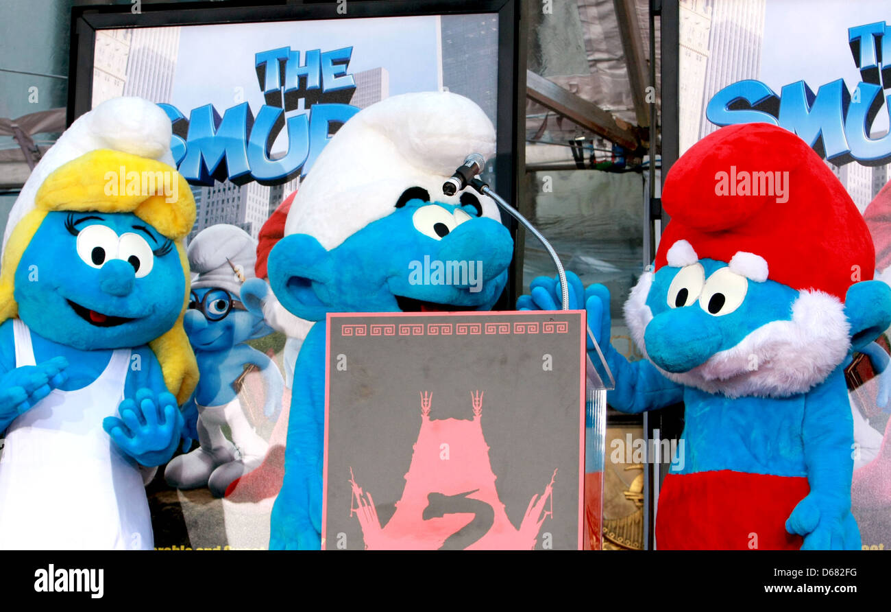 Clumsy smurf hi res stock photography and images Alamy