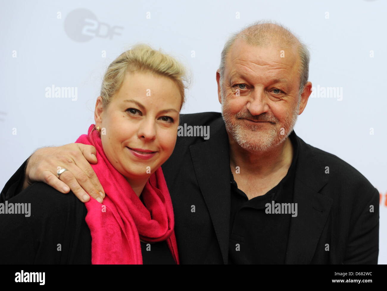 Der Schauspieler Leonard Lansink und seine Frau Maren kommen am Dienstag (03.07.2012) in München (Oberbayern) zum ZDF-Empfang in das Restaurant H'ugo's. Foto: Tobias Hase dpa/lby Stock Photo