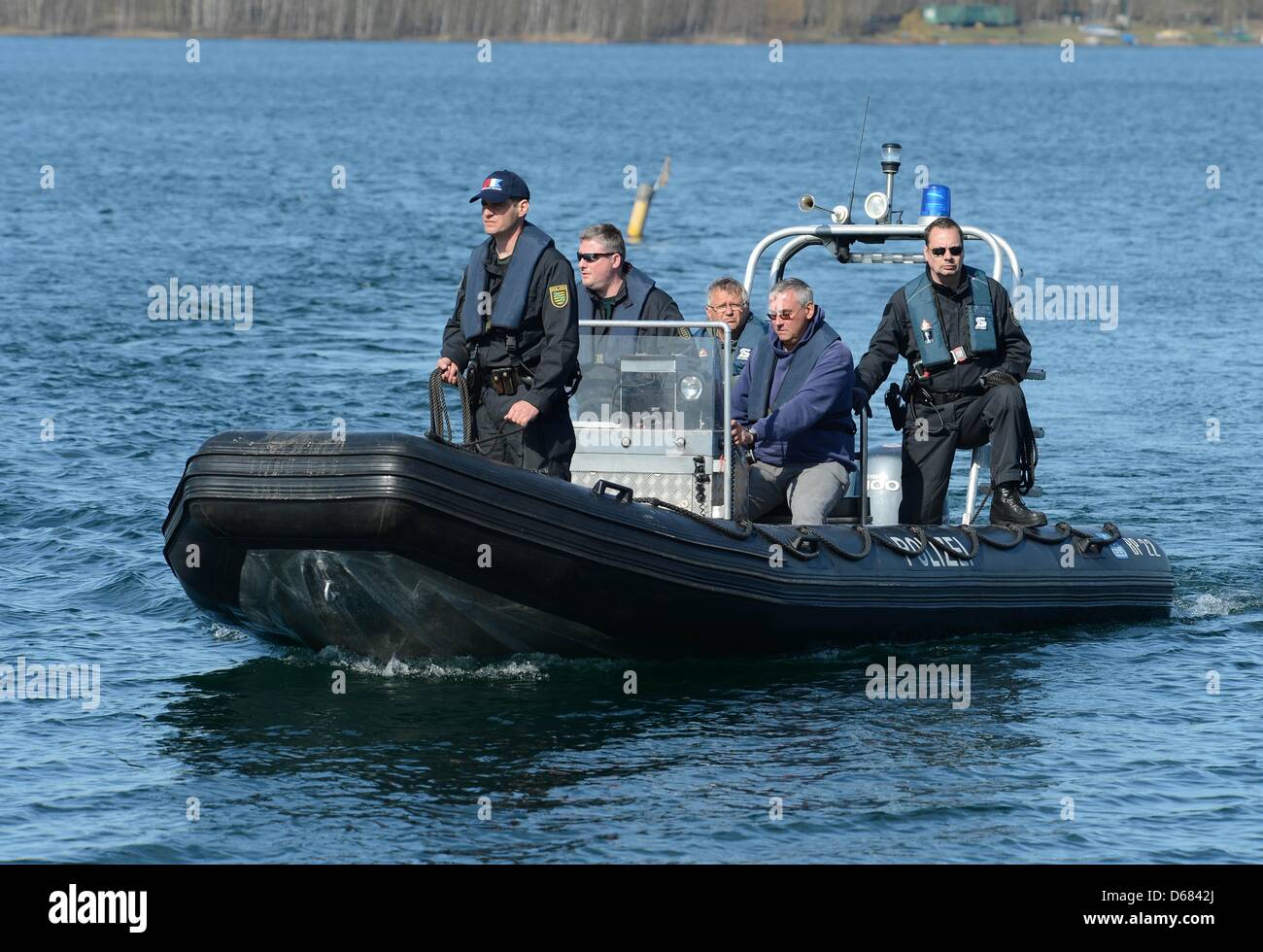 A diving unit of the police search for a diver, that is missing since one year, at the Cospudener Lake in Markkleeberg, Germany, 15 April 2013. Hobby divers discovered the corpse of a diver, that went missing a year ago, on the bottom of the Cospudener Lake. Photo: Hendrik Schmidt Stock Photo