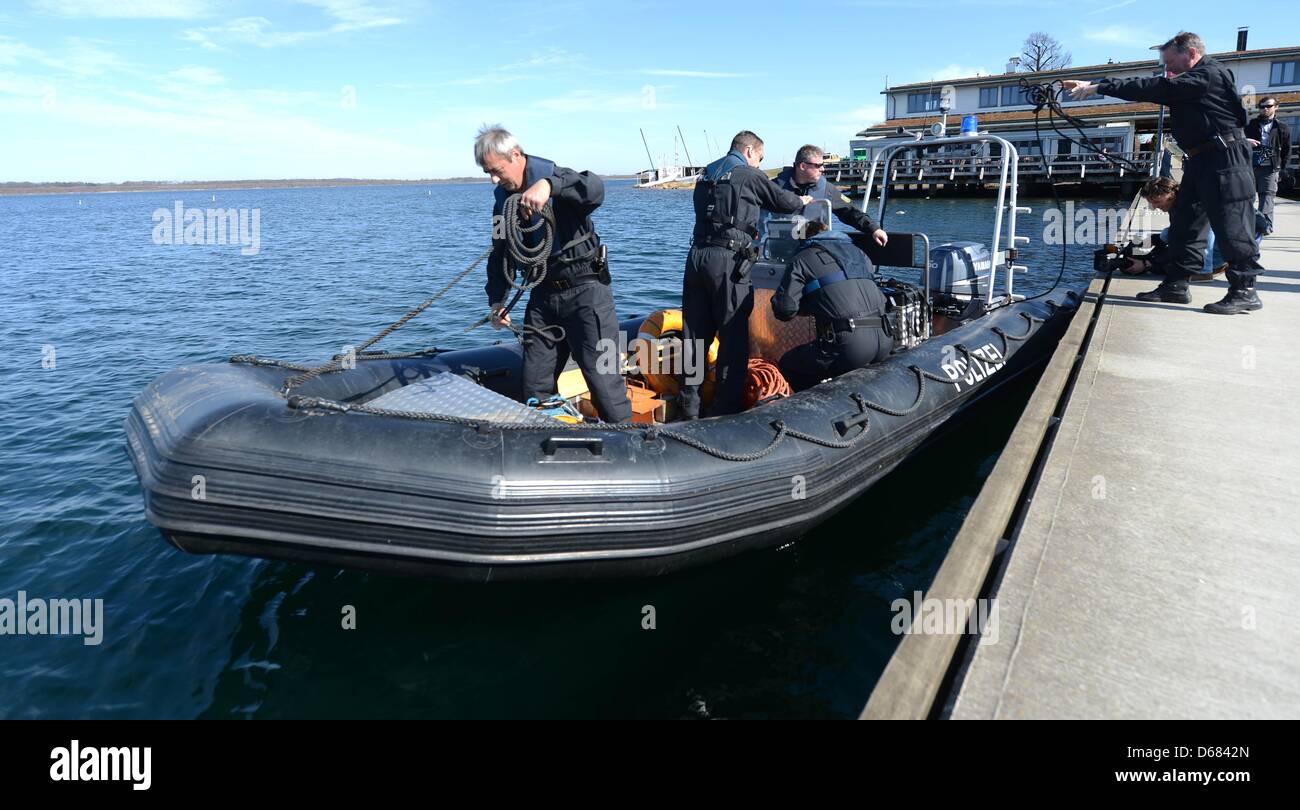 A diving unit of the police search for a diver, that is missing since one year, at the Cospudener Lake in Markkleeberg, Germany, 15 April 2013. Hobby divers discovered the corpse of a diver, that went missing a year ago, on the bottom of the Cospudener Lake. Photo: Hendrik Schmidt Stock Photo