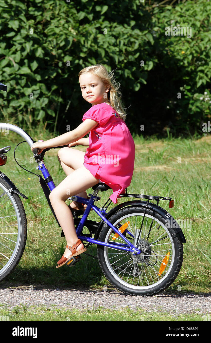 dutch-princess-ariane-following-the-bike-of-her-father-while-they-D688P1.jpg