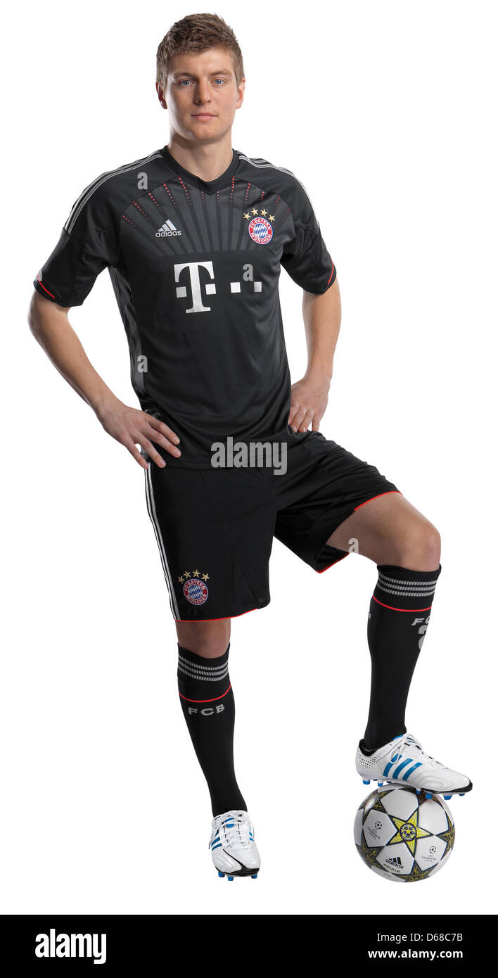 HANDOUT - A handout picture by Adidas shows Toni Kroos posing in the new  jersey of Bundesliga soccer club Bayern Munich for the season 2012-2013 on  09 July 2012. Photo: Adidas ( - ! Stock Photo - Alamy