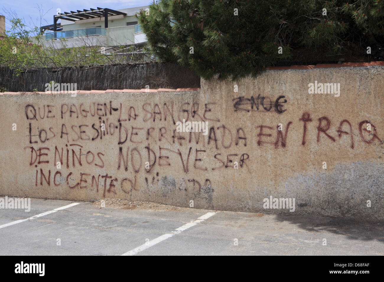 Graffiti protesting about innocent loss of life in Iraq war, Isla Plana, Murcia, Spain Stock Photo