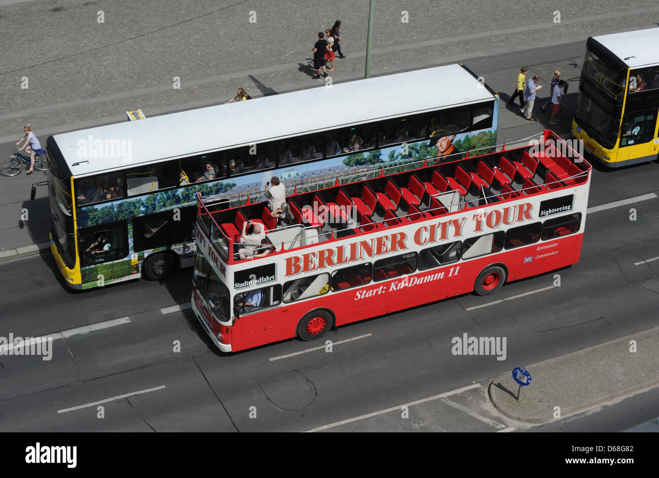 City and tourist buses are seen from the Humboldt Box on Schlossplatz on Boulevard Unter den Linden in the historic in Berlin, Germany, 02 July 2012. Photo: Jens Kalaene Stock Photo