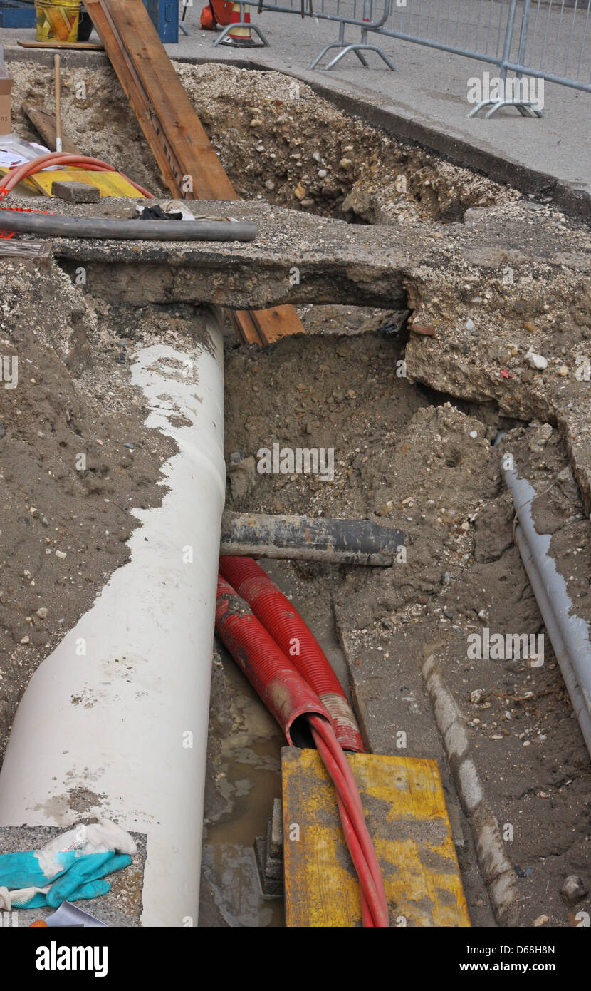 Fibre optic cable laying hires stock photography and images Alamy