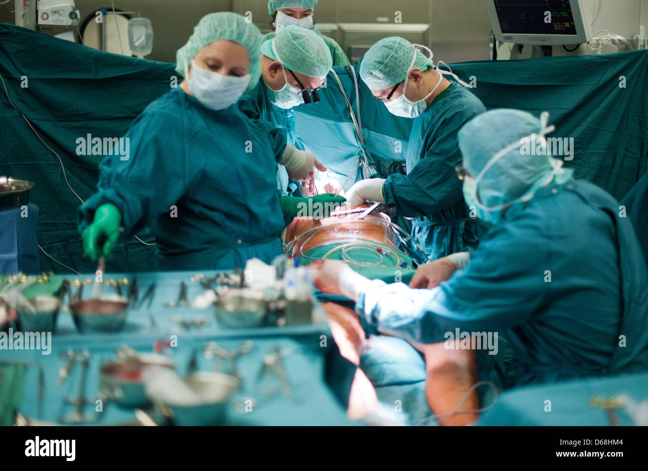 A team of doctors operates on a patient's heart at the German Heart Institute in Berlin, Gewrmany, 12 July 2012. Since 1987 more than 70,000 open-heart surgeries have been performed here. Photo: Maurizio Gambarini Stock Photo