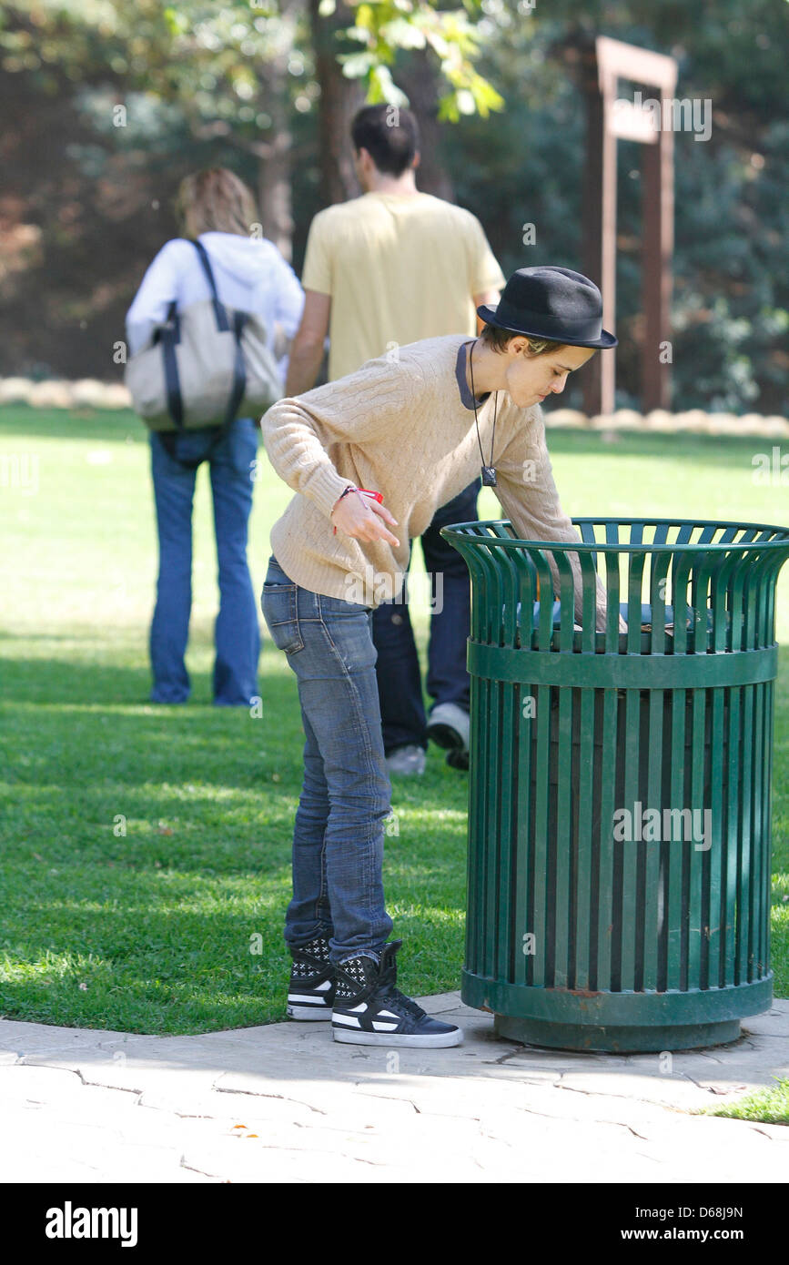 Samantha Ronson and friends spend the day at Coldwater Park Los Angeles ...