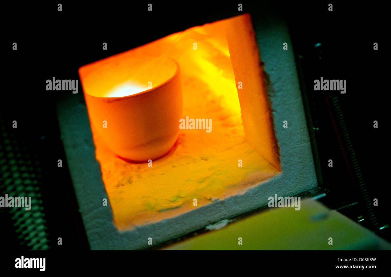 Zinc, ethanol and polyvinyl butyral (PVB) are fused in a melting pot to
