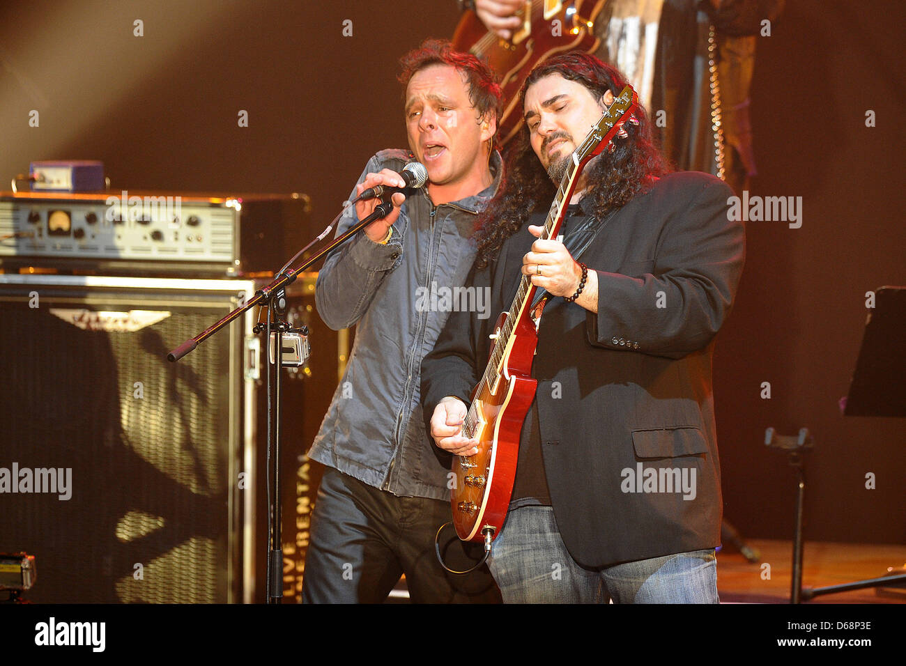 Leadsinger Paul Josef Olsson (L) and guitarist Alastair Greene perform on stage during The Alan Parsons Live Project tour 2012 at Circus Krone in Munich, Germany, 19 July 2012. Photo: Revierfoto Stock Photo