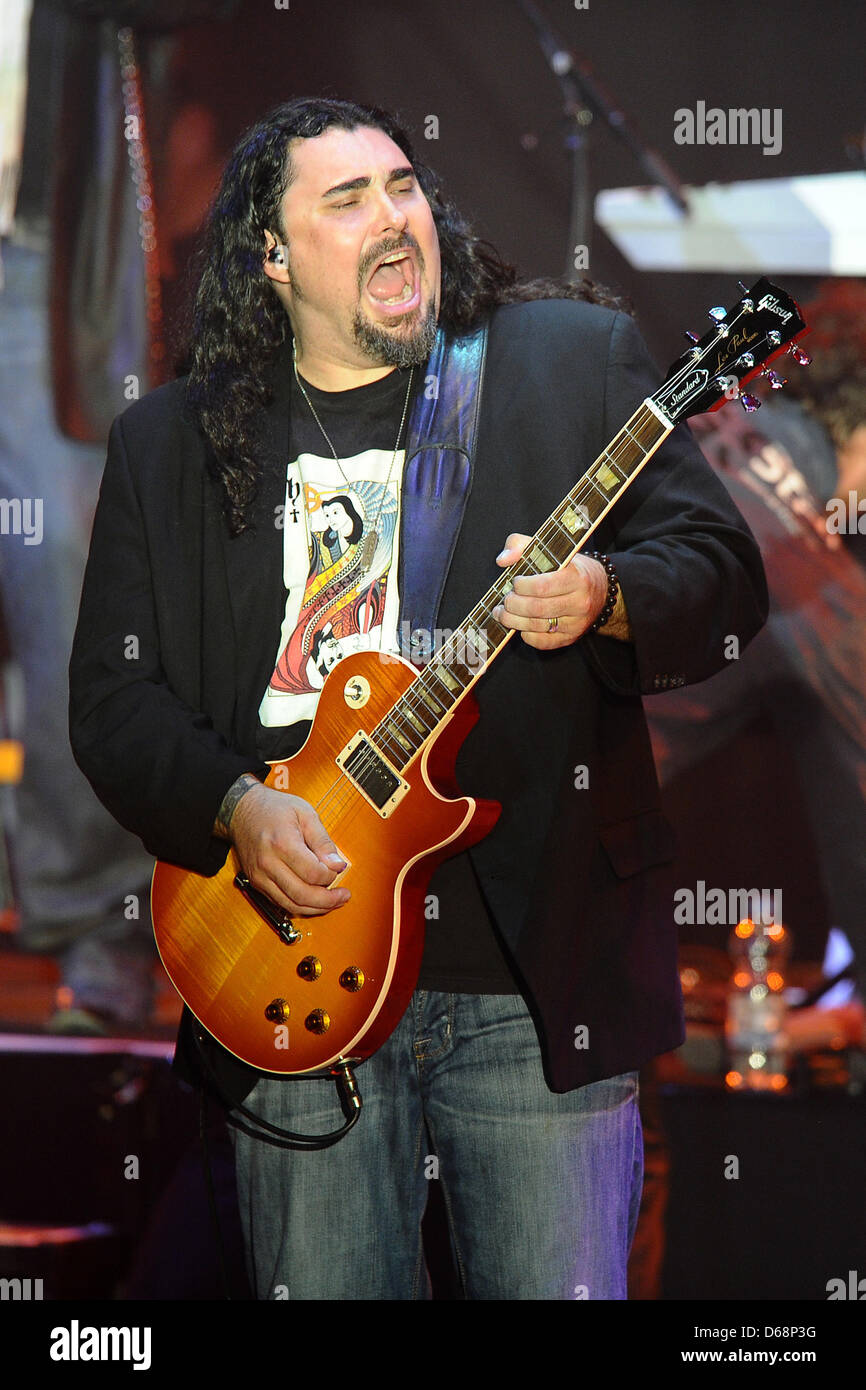 Guitarist Alastair Greene performs on stage during The Alan Parsons Live Project tour 2012 at Circus Krone in Munich, Germany, 19 July 2012. Photo: Revierfoto Stock Photo