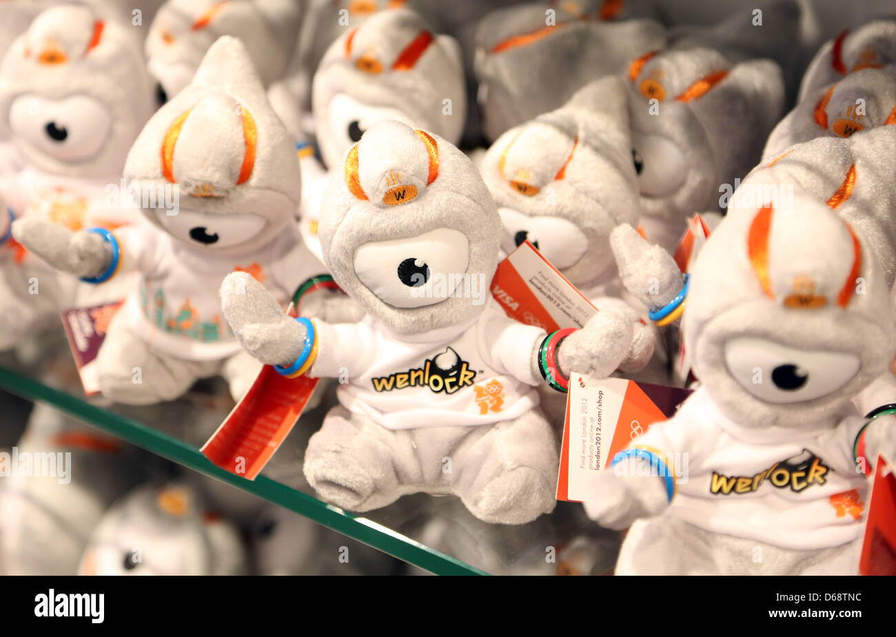 Official mascot Wenlock is offered in a shop in London, Great Britain, 21 July 2012. The London 2012 Olympic Games will start on 27 July 2012. Photo: Friso Gentsch dpa (zu dpa-KORR 'Verbotene Olympia-Werbung' vom 22.07.2012)  +++(c) dpa - Bildfunk+++ Stock Photo
