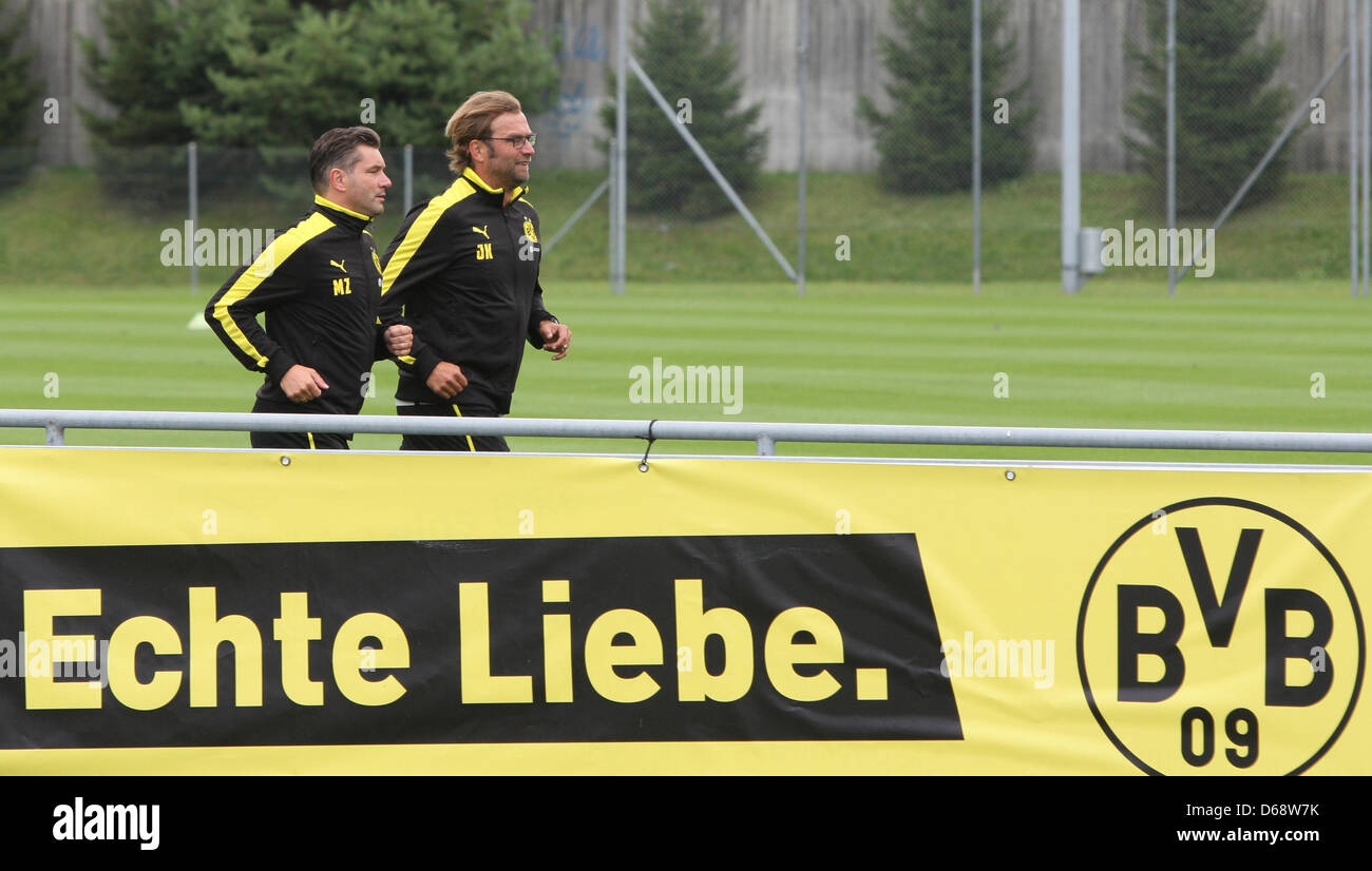 Der Trainer von Borussia Dortmund Jürgen Klopp (r) und Dortmunds Sportdirektor Michael Zorc laufen am Sonntag (22.07.2012) beim Training im schweizerischen Bad Ragaz. Der Bundesligist bereitet sich bis Sonntag (29.07.2012) in einem Trainingslager in Bad Ragaz auf die Saison 2012-13 vor.Foto: Karl-Josef Hildenbrand dpa//lby  +++(c) dpa - Bildfunk+++ Stock Photo