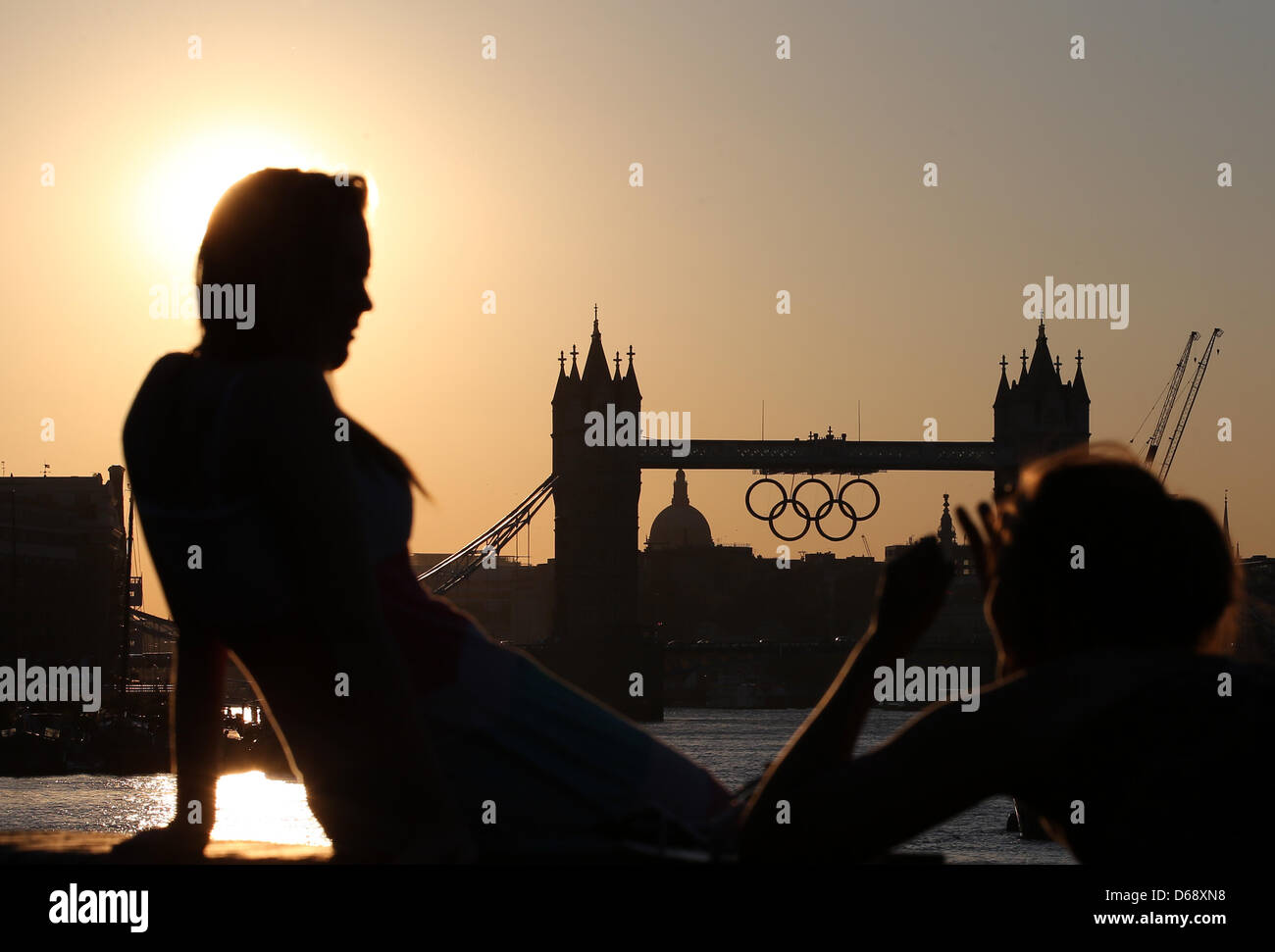 Sunset with the Olympic rings on the tower bridge in London, Great ...