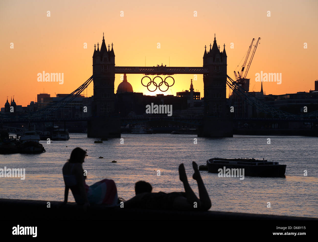 Sunset with the Olympic rings on the tower bridge in London, Great ...